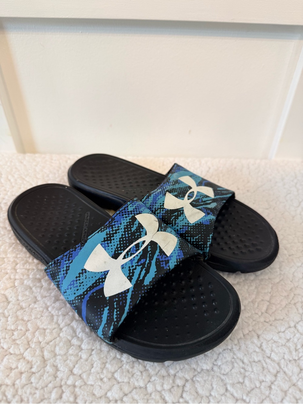 💫4/$25 • Under Armour Kids' Blue & Black Graphic Slide Sandals
